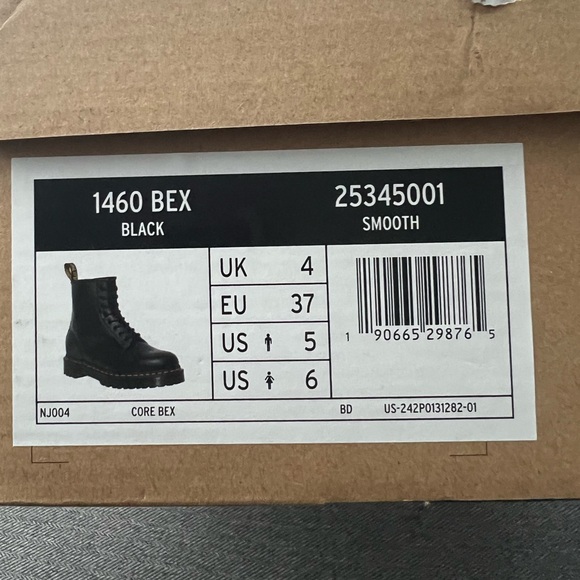 Dr. Martens 1460 Bex | Size 6 - Picture 2 of 7